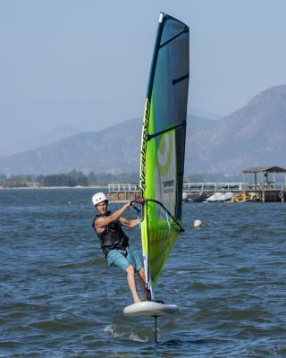 Nuestro amigo @cotemiranda volando en windsurf foil con nuestra tabla de wing y windsurf foil inflable JAWS PRO de 140 lt. Ven po la tuya y comienza a volar 😉 📸: @lucia.amunategui @vivelaplaya_
